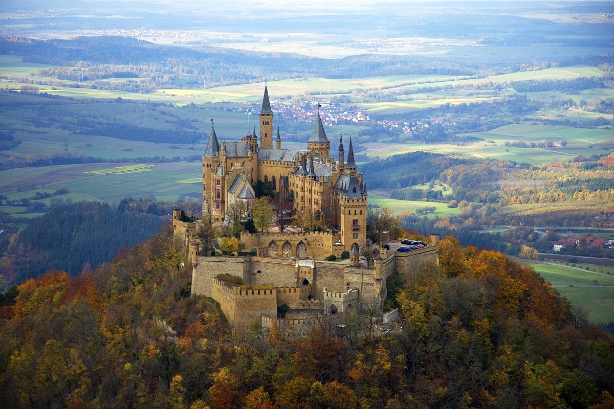 Blick auf die Burg Hohenzollern im Herbst