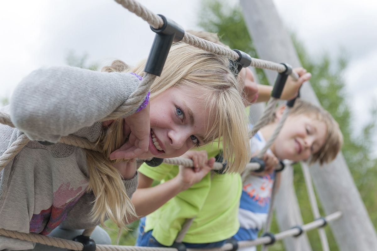 Kinder auf dem Erlebnisspielplatz bei Alb-Gold