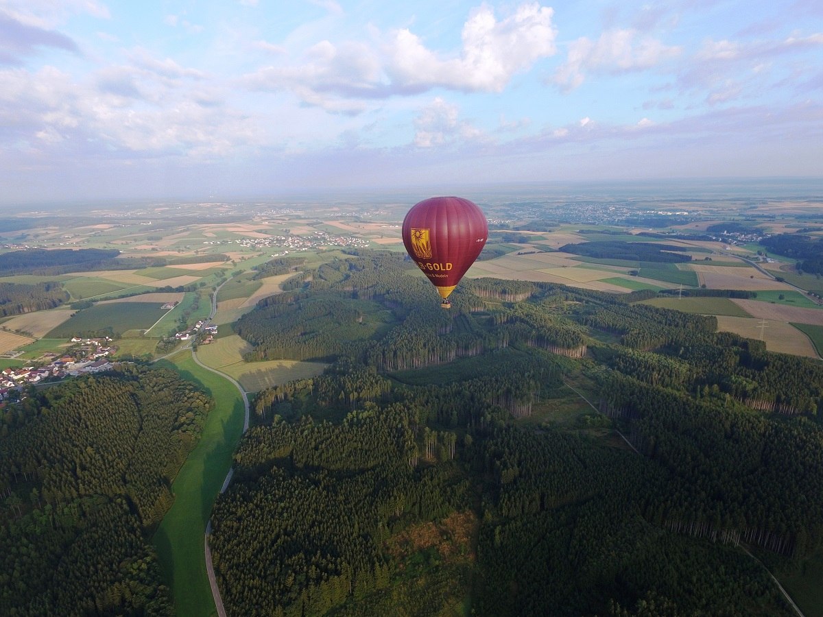 Der Alb-Gold Heißluftballon über der Schwäbischen Alb