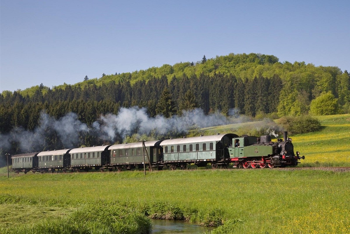 Der historische Dampfzug der Schwäbische Alb-Bahn im Lautertal