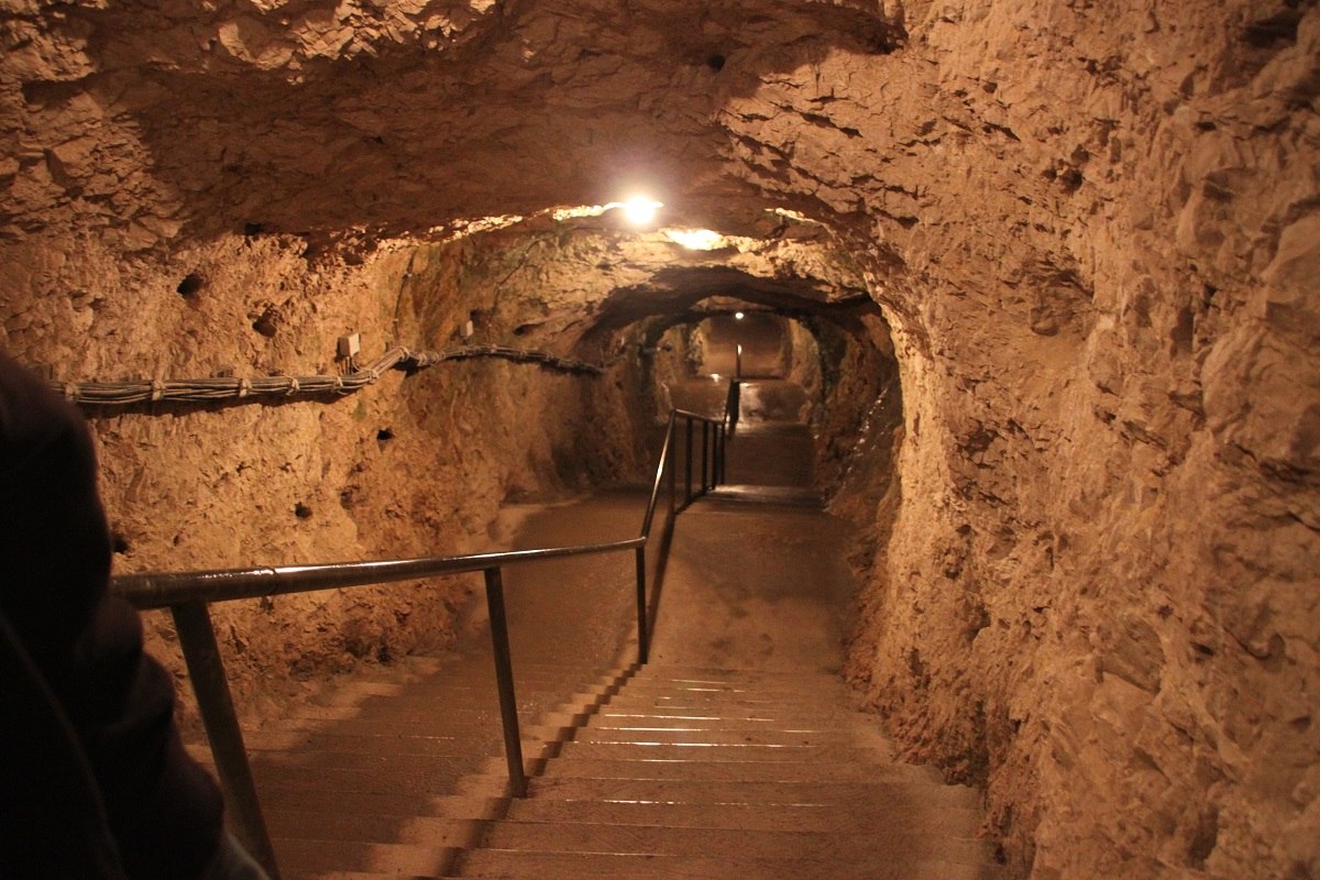 Treppen in die Nebenhöhle hinab