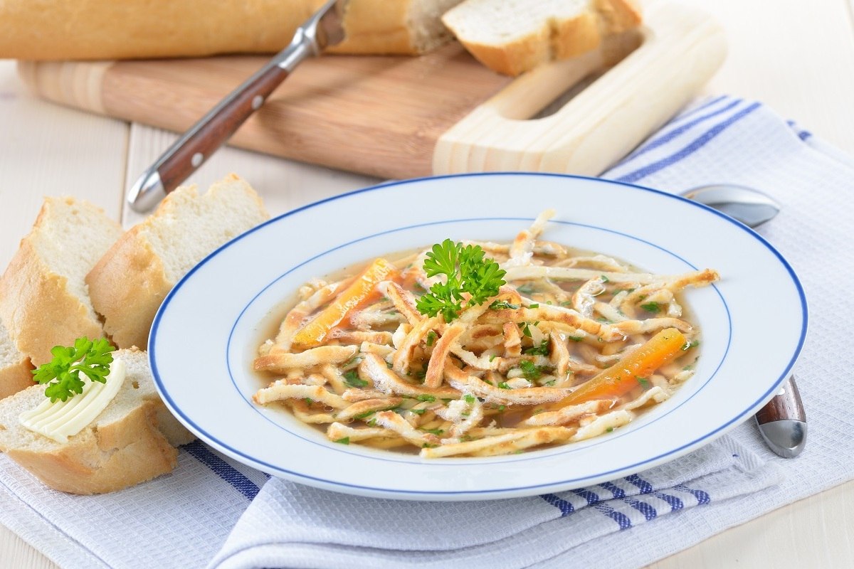 Ein Teller Flädlessuppe, dazu Baguettebrot