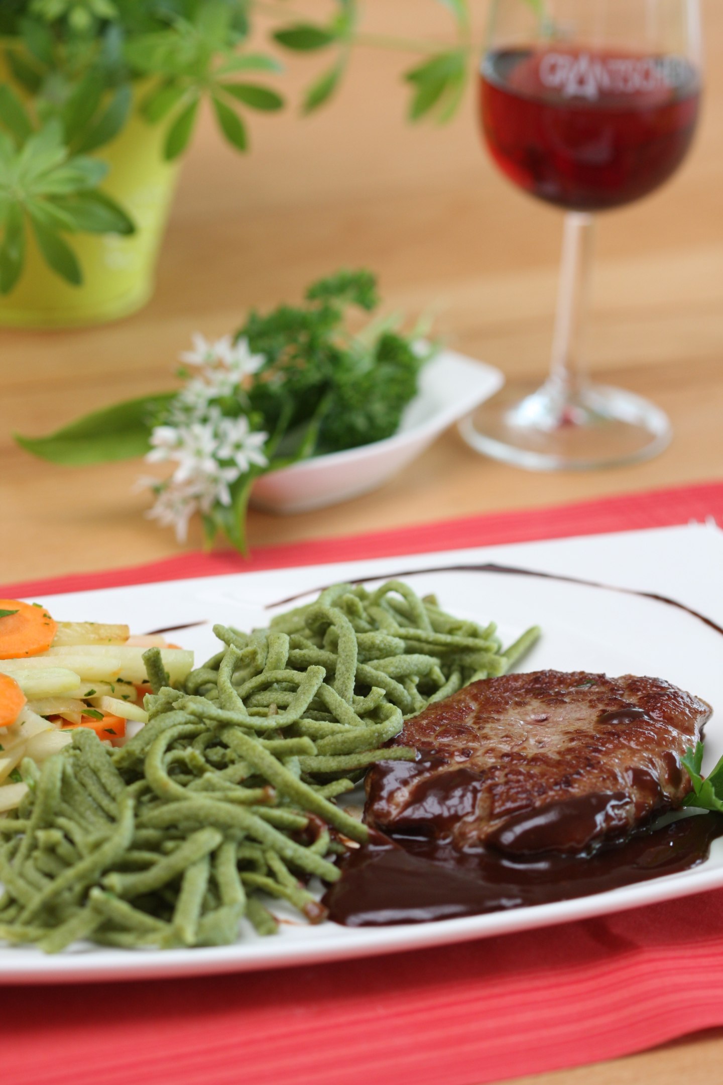 Kräuterspätzle mit Braten