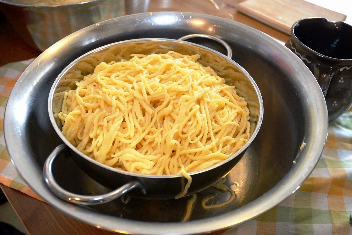 Ein Topf goldgelber, frischer Spätzle