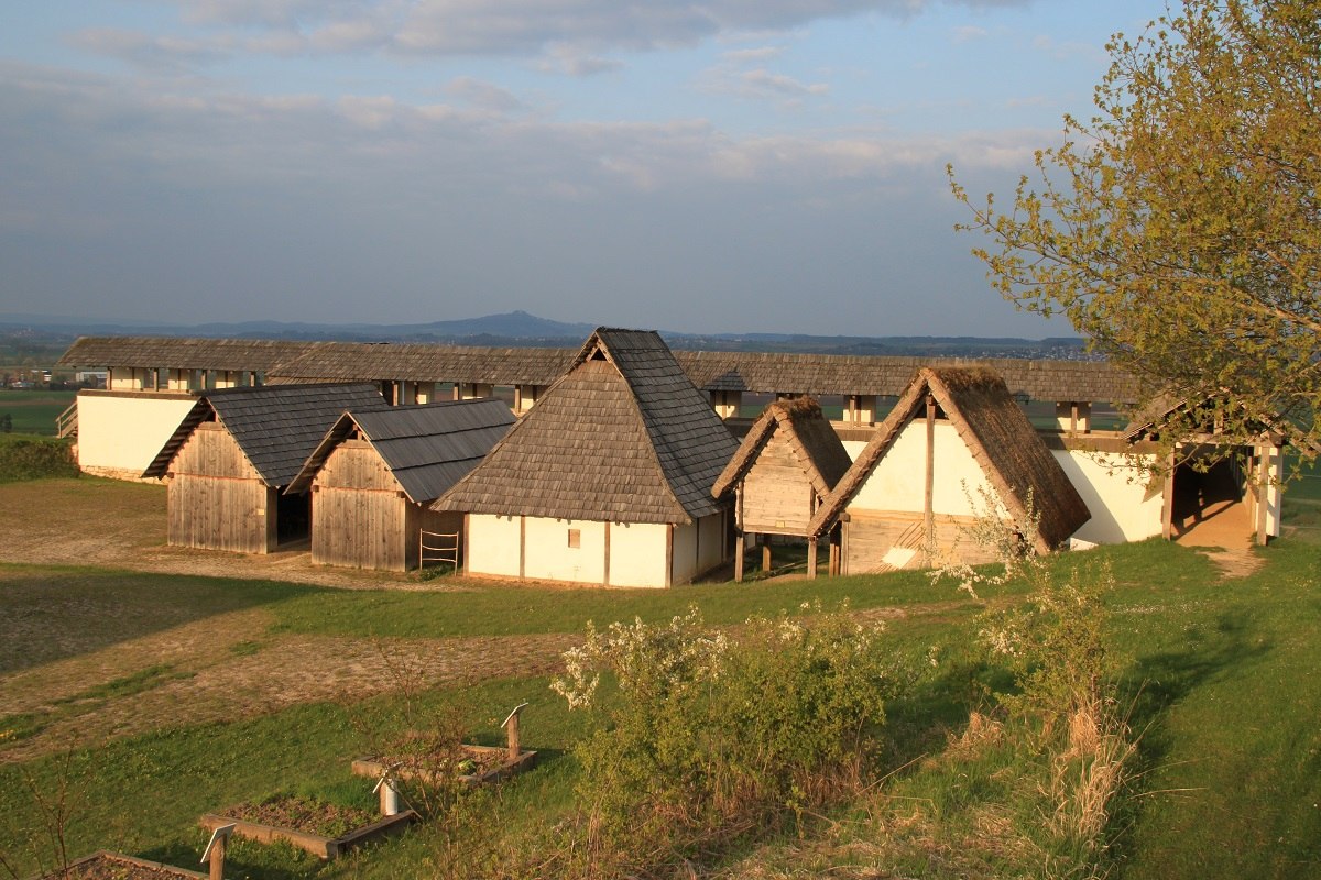 Rekonstruierte Gebäude im keltischen Freilichtmuseum Heuneburg
