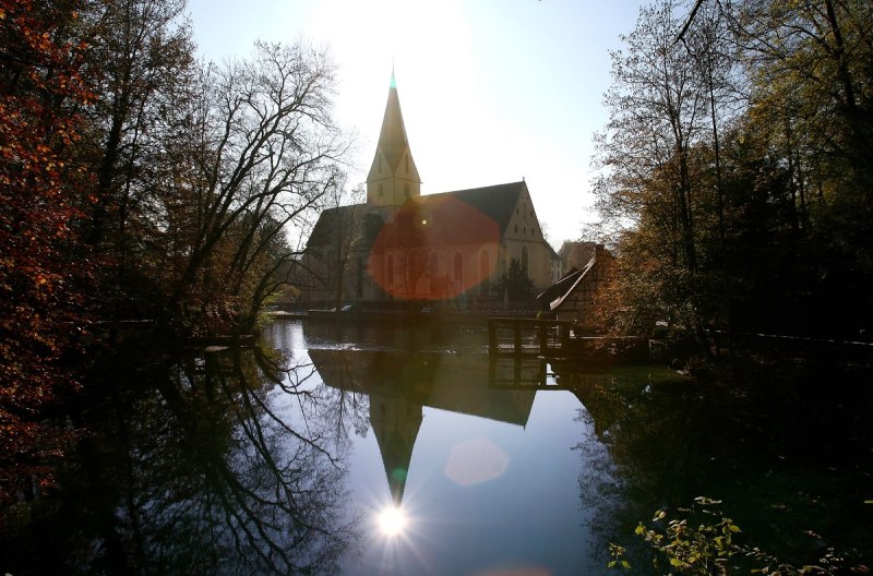 Kloster Blaubeuren mit Spiegelung im Blautopf
