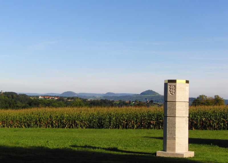 Stauferstele mit Blick auf die drei Kaiserberge