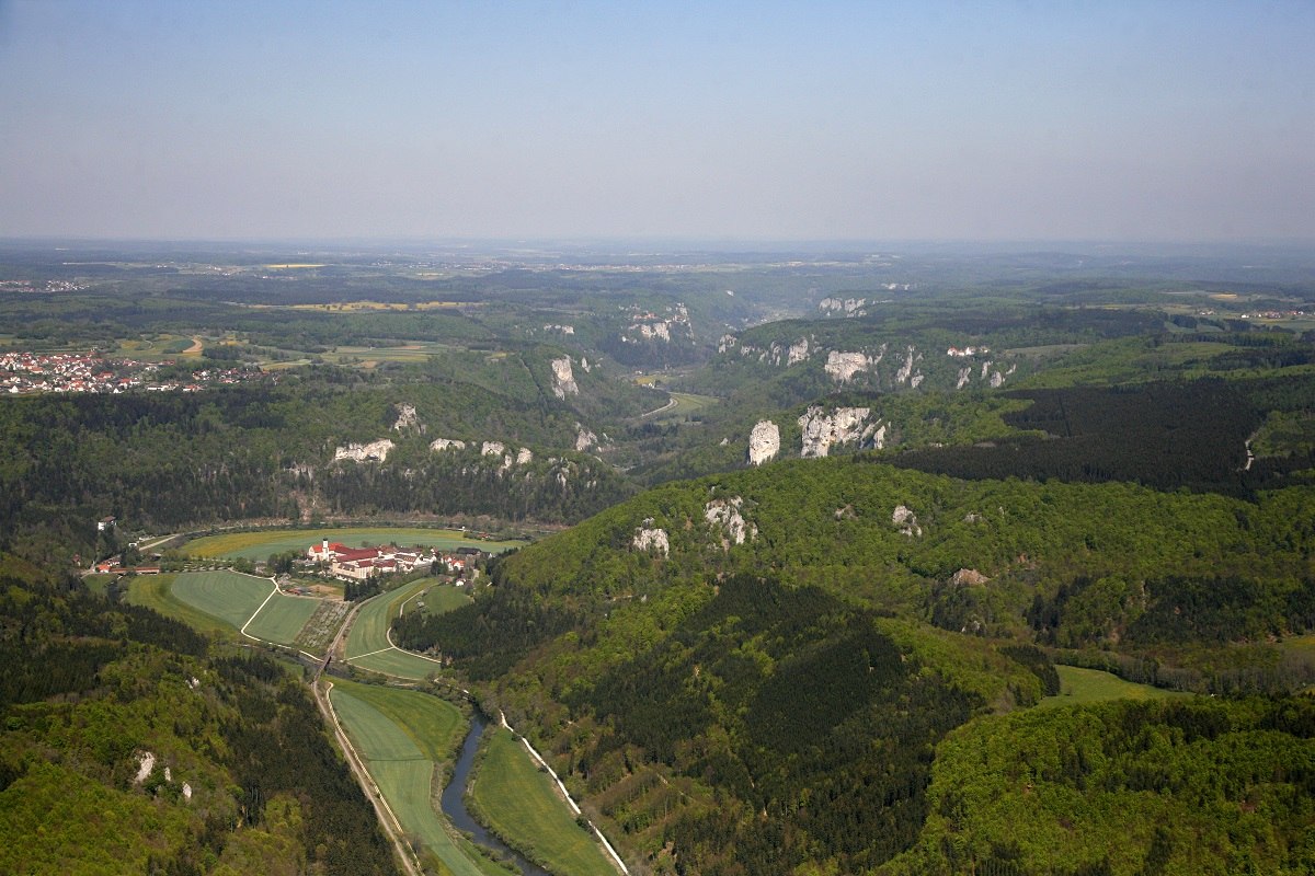 Ausblick auf das Donautal mit Kloster Beuron und der Donau in der Bildmitte