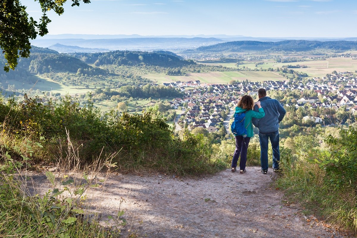 Zwei Wanderer genießen den Ausblick aufs Ammertal im Naturpark Schönbuch