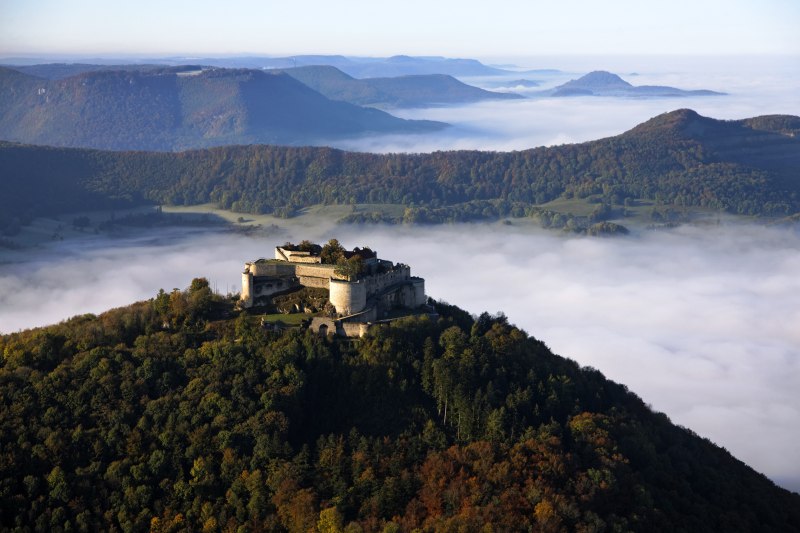 Hohenneuffen im Nebel, Foto: Schwäbische Alb Tourismus, Fotograf: Achim Mende