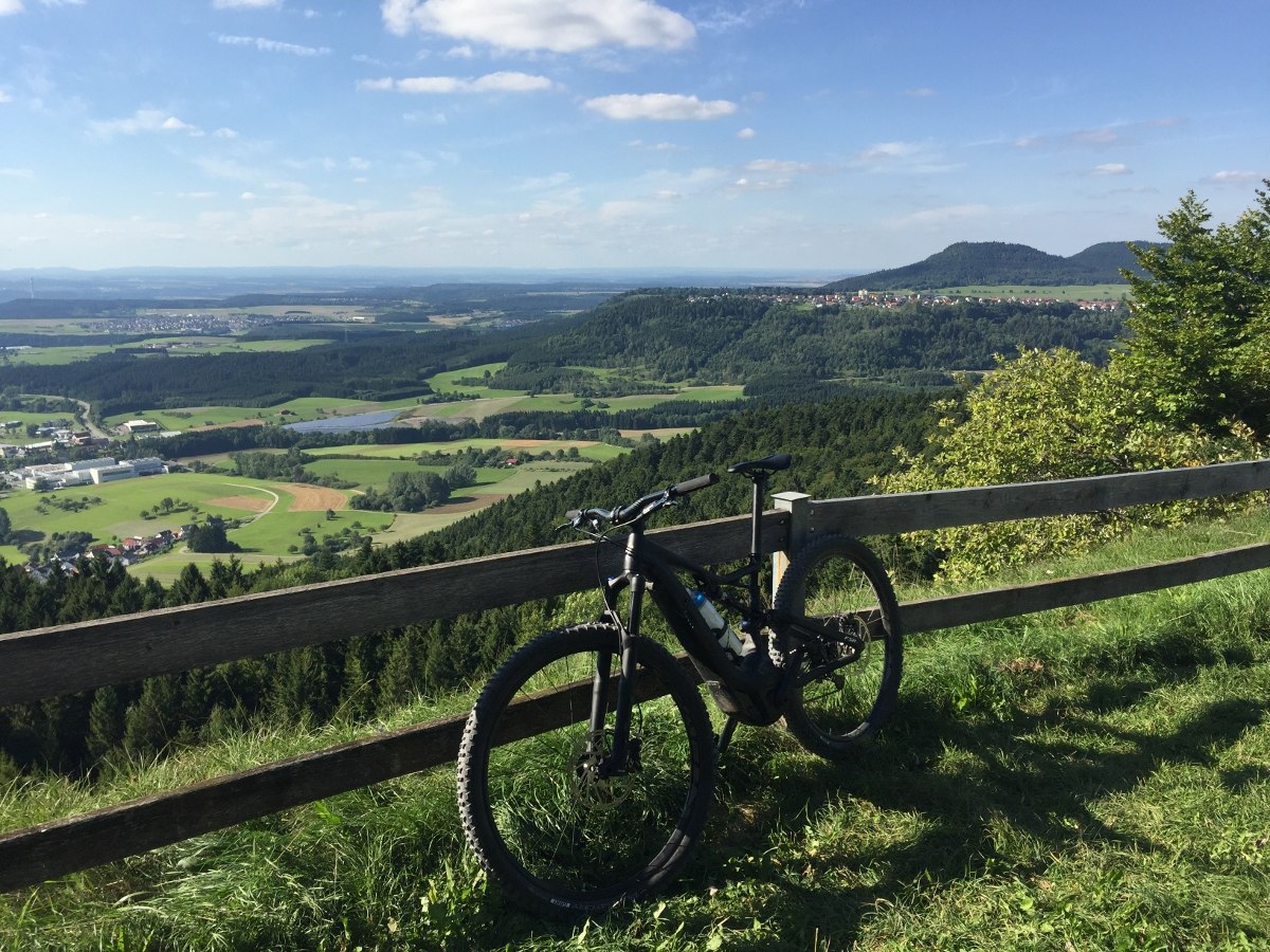 Blick vom Klippeneck zum Lemberg (1.015m) - Höhste Erhebung der Schwäbischen Alb