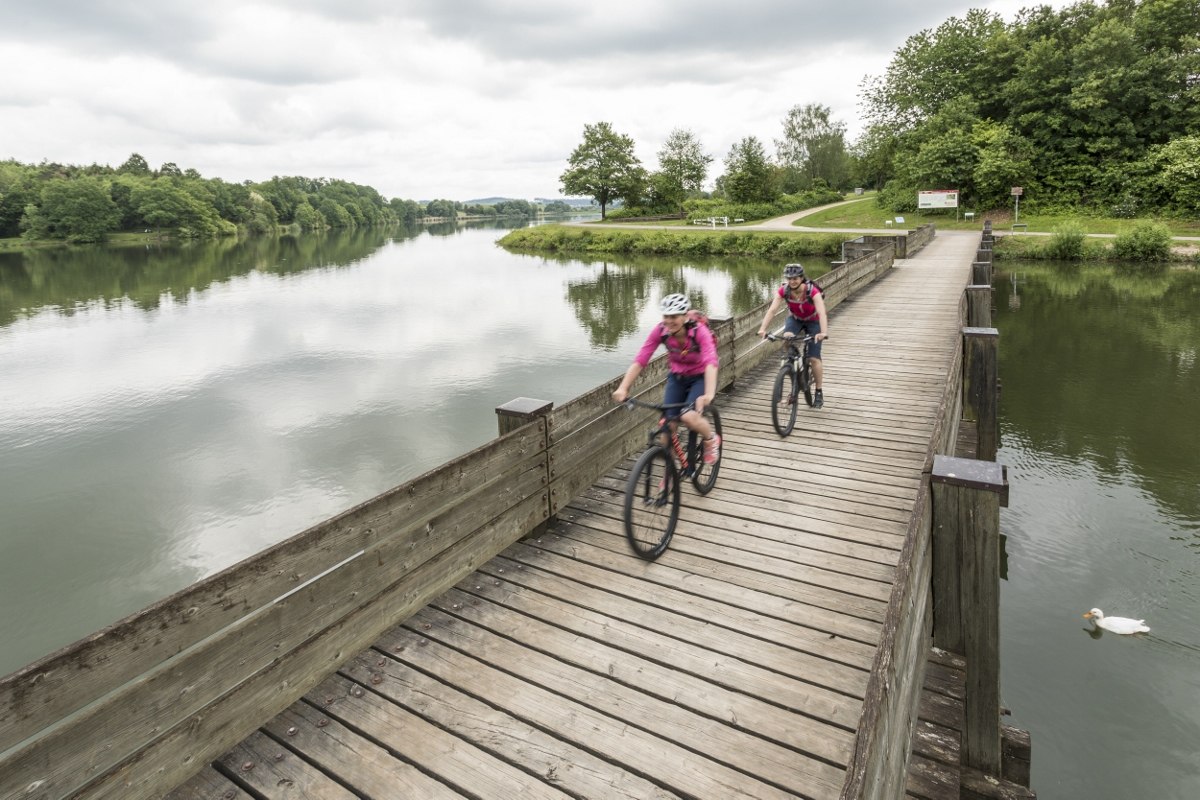 Kocher-Jagst-Radweg vorbei am Bucher Stausee