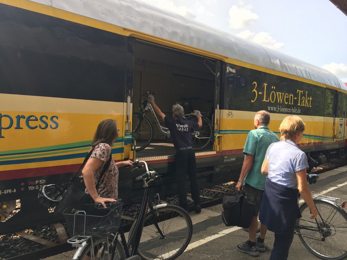 Entspannt unterwegs mit dem Naturparkexpress im Oberen Donautal