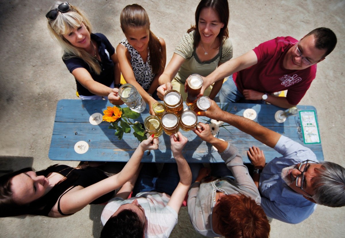 Gruppe im Biergarten Groggensee in Ehingen an der Donau
