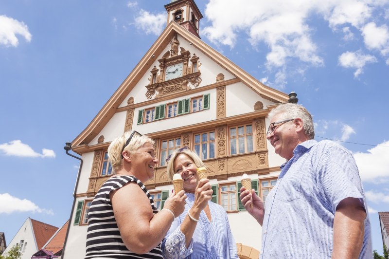 Vor dem Metzinger Rathaus