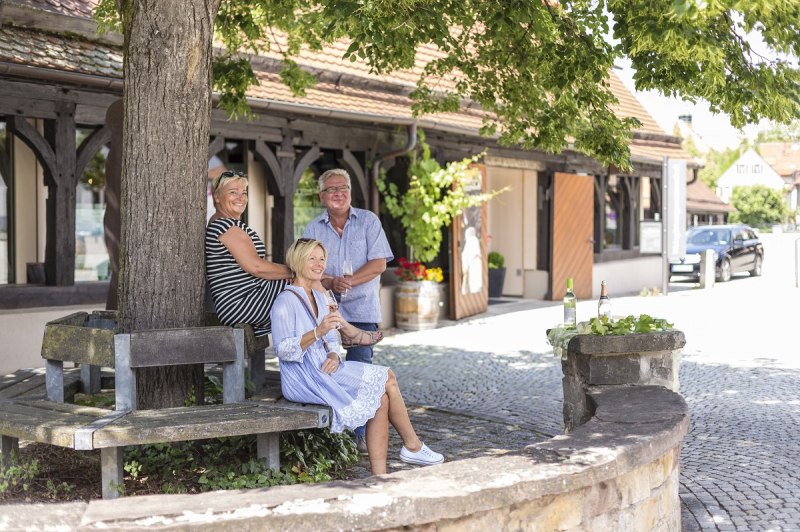 Vor der Vinothek auf dem Metzinger Kelternplatz