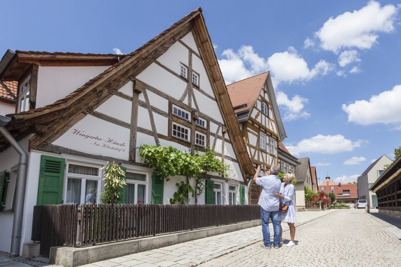 Vor dem Wengerterhäusle am Metzinger Kelternplatz