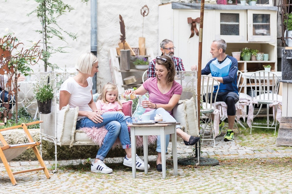 Menschen in einem Cafe in Münsingen