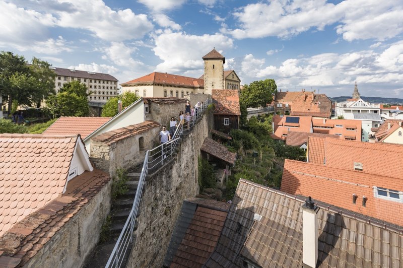 Menschen auf der Stadtmauer in Rottenburg am Neckar