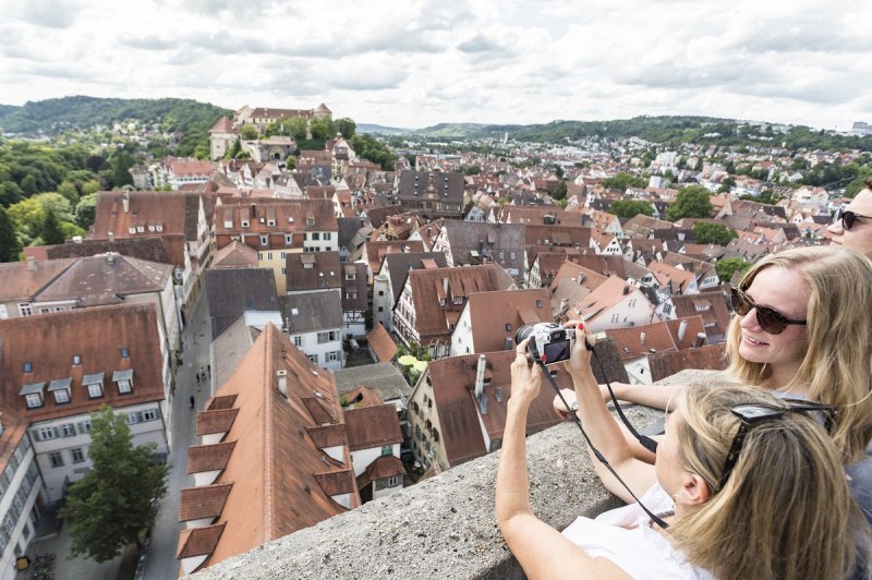 Blick vom Kirchturm der Tübinger Stiftskirche auf die Altstadt und Schloss Hohentübingen