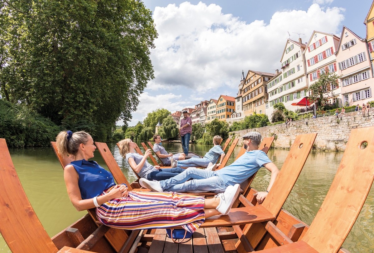 Stocherkahnfahrt auf dem Neckar mit Blick auf die Tübinger Neckarfront