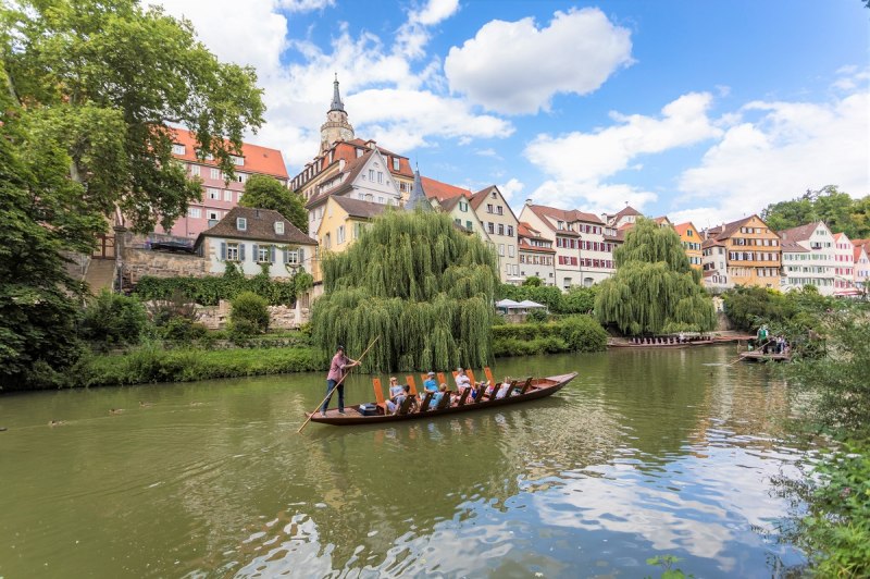 Stocherkahnfahrt auf dem Neckar mit Blick auf die Tübinger Neckarfront