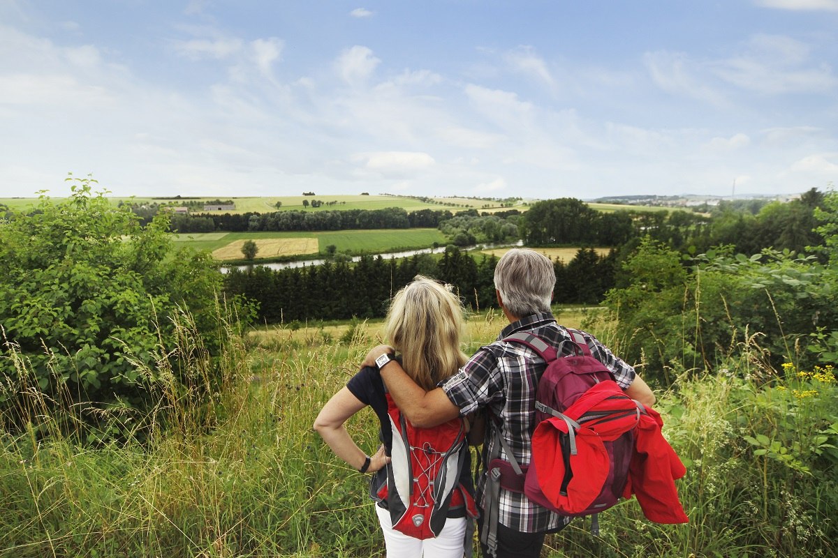 Paar am Bierwanderweg mit Aussicht auf Ehingen