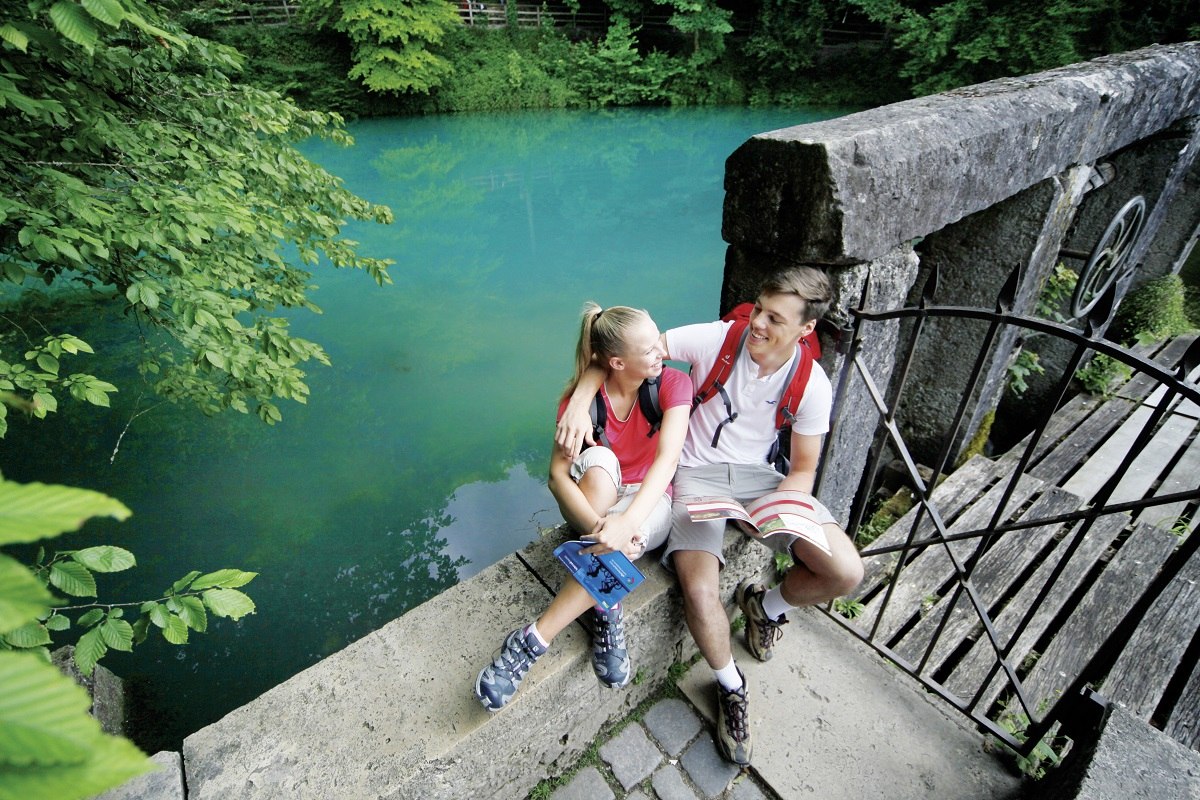 Wanderer am Blautopf Blaubeuren