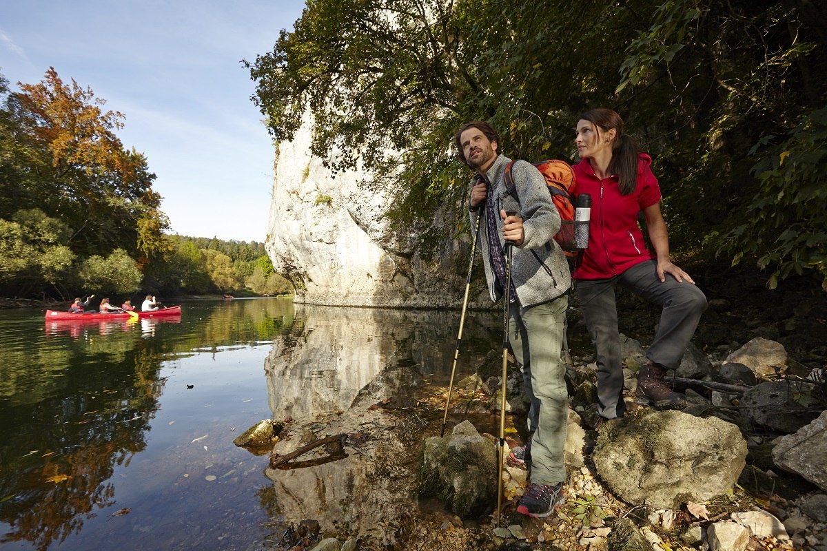 Wanderer an der Donau mit Kanu im Bild