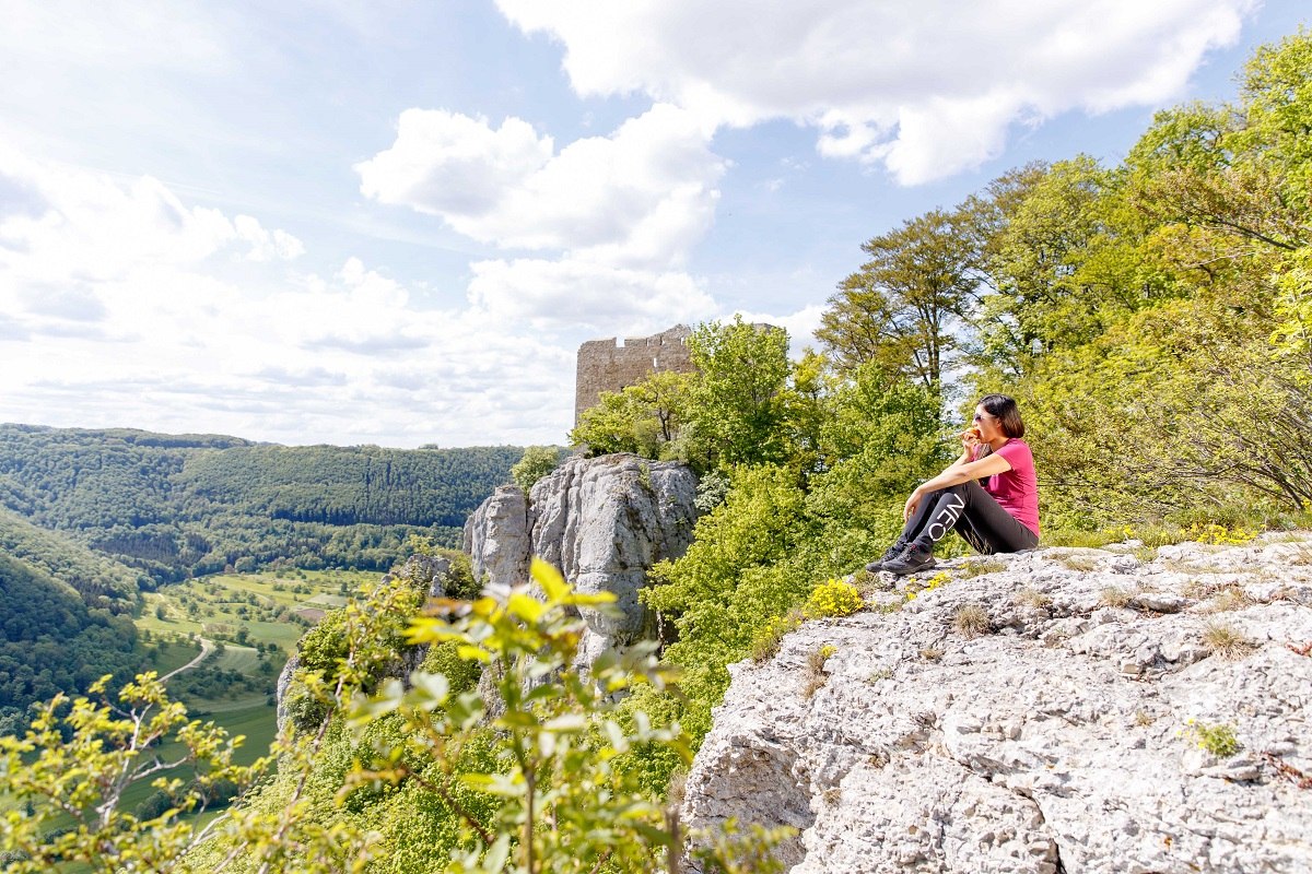 Löwenpfade - Frau an Burgruine Reußenstein