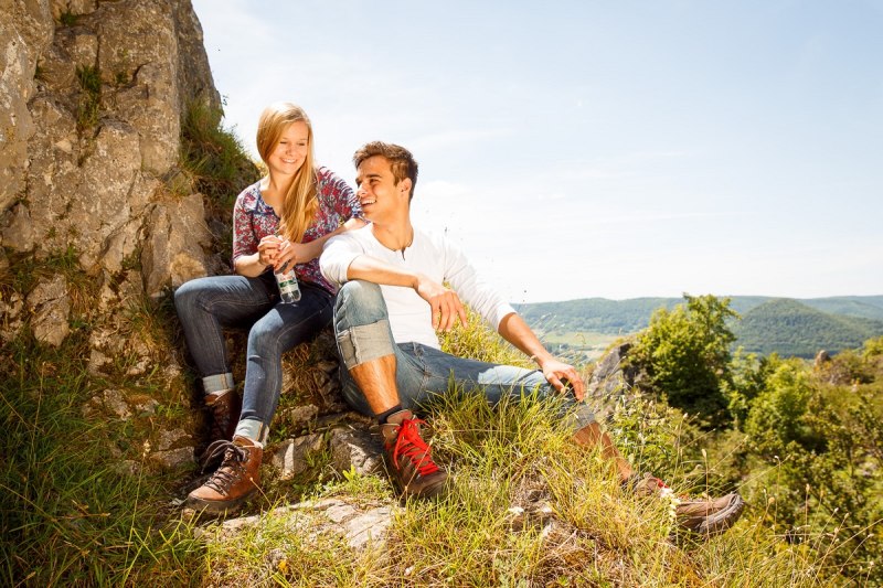 Wanderer sitzend am Fels