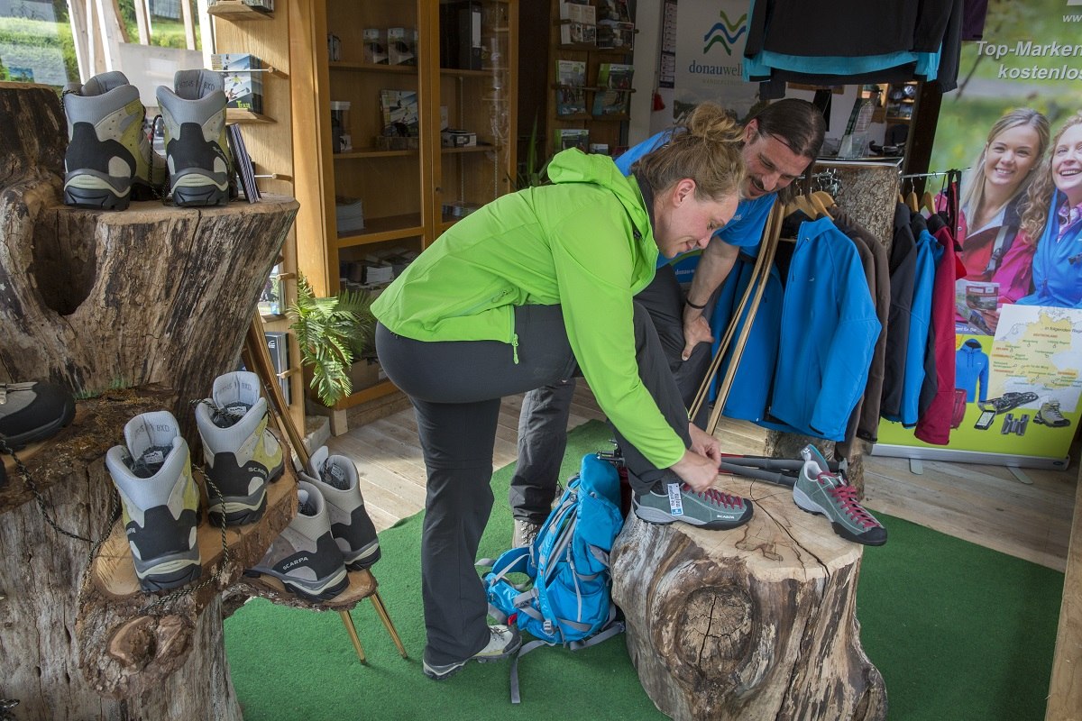 Wanderer testen Schuhe im BestofWandern-Testcenter