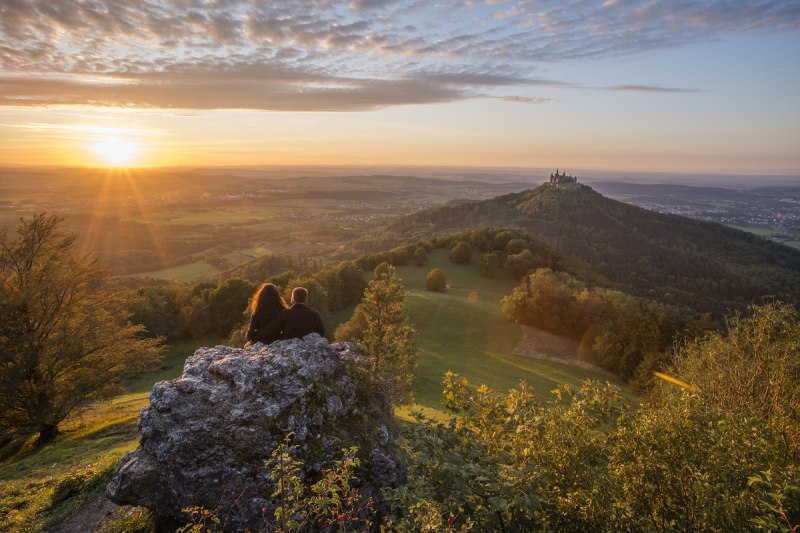 Zwei Wanderer am Zeller Horn bei Sonnenuntergang