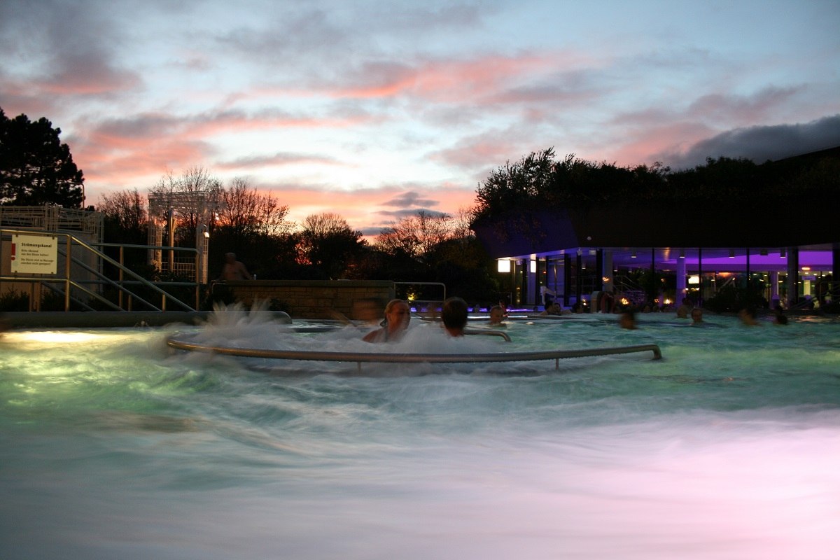 Abendstimmung im Außenbereich der Panorama Therme Beuren