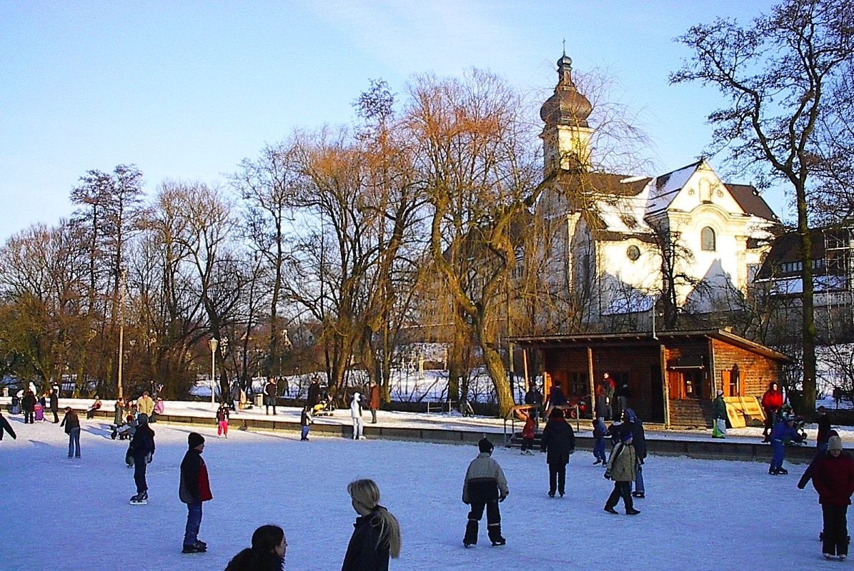 Eisläufer auf dem zugefrorenen Groggensee in Ehingen